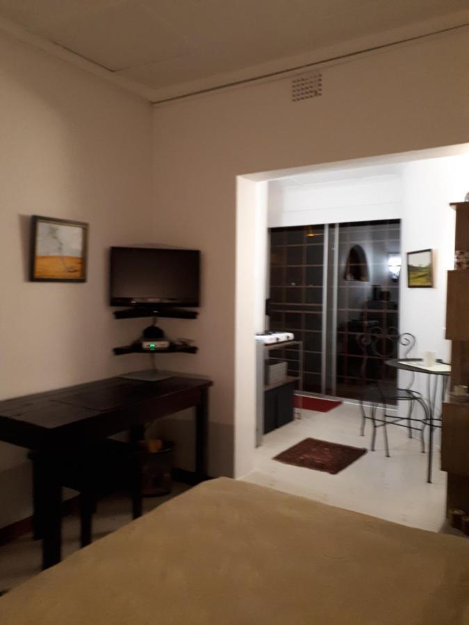 Hotel A La Fugue à Upington Extérieur photo